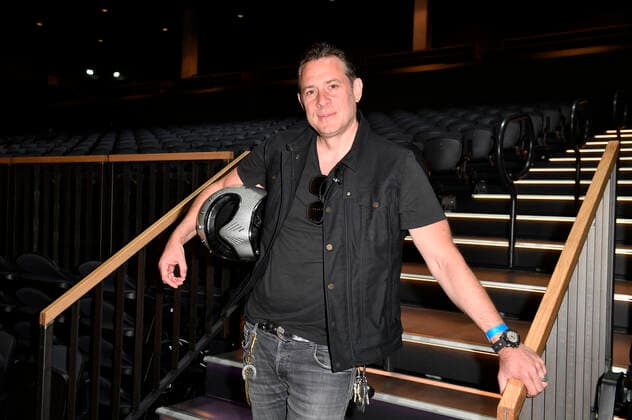 Sascha Vollmer von The BossHoss beim Fototermin bei der Pressekonferenz für das Nothilfe-Projekt hierspieltdiemusik zur Unterstützung der Berliner Musikszene in der Verti Music Hall. Berlin, 10.05.2021