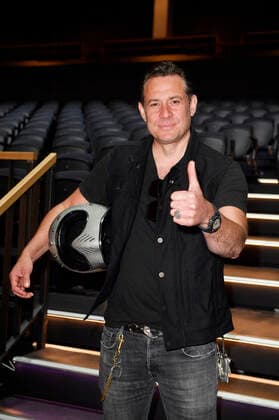 Sascha Vollmer von The BossHoss beim Fototermin bei der Pressekonferenz für das Nothilfe-Projekt hierspieltdiemusik zur Unterstützung der Berliner Musikszene in der Verti Music Hall. Berlin, 10.05.2021