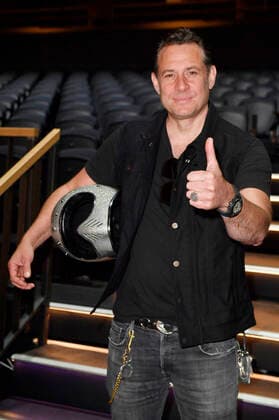 Sascha Vollmer von The BossHoss beim Fototermin bei der Pressekonferenz für das Nothilfe-Projekt hierspieltdiemusik zur Unterstützung der Berliner Musikszene in der Verti Music Hall. Berlin, 10.05.2021