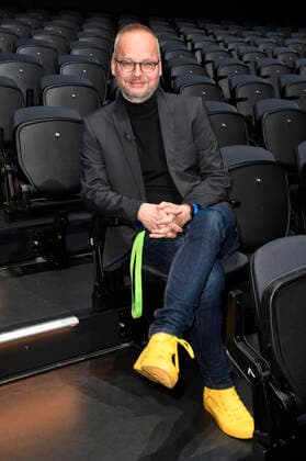 Dr. Thomas Schmidt-Ott beim Fototermin bei der Pressekonferenz für das Nothilfe-Projekt hierspieltdiemusik zur Unterstützung der Berliner Musikszene in der Verti Music Hall. Berlin, 10.05.2021