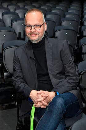 Dr. Thomas Schmidt-Ott beim Fototermin bei der Pressekonferenz für das Nothilfe-Projekt hierspieltdiemusik zur Unterstützung der Berliner Musikszene in der Verti Music Hall. Berlin, 10.05.2021