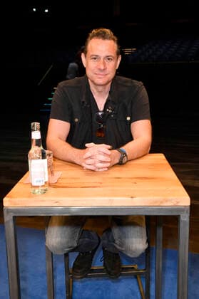 Sascha Vollmer von The BossHoss beim Fototermin bei der Pressekonferenz für das Nothilfe-Projekt hierspieltdiemusik zur Unterstützung der Berliner Musikszene in der Verti Music Hall. Berlin, 10.05.2021