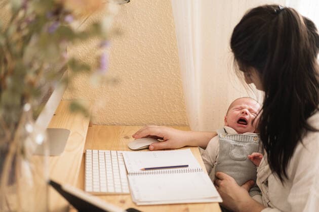 IMAGO Creative: Internationaler Frauentag, Mental Load und Care-Arbeit Mom with upset little child sitting at table with copybook and desktop computer at home, Model released Copyright: xAlvaroxSanchezx MR