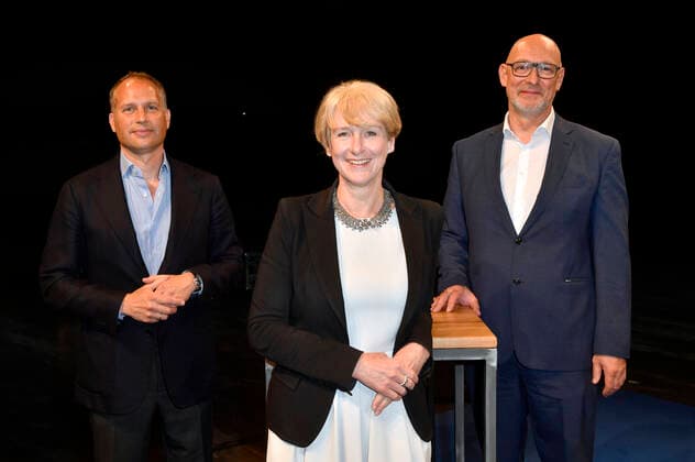 Rackham F. Schröder, Claudia Grosse-Leege und Jörg Franzen beim Fototermin bei der Pressekonferenz für das Nothilfe-Projekt hierspieltdiemusik zur Unterstützung der Berliner Musikszene in der Verti Music Hall. Berlin, 10.05.2021