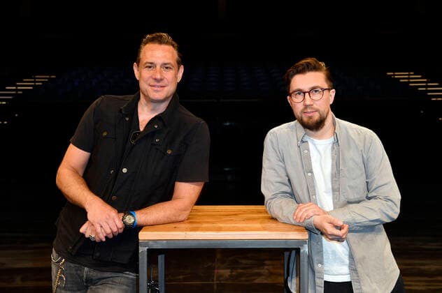 Sascha Vollmer von The BossHoss und Prinz Pi beim Fototermin bei der Pressekonferenz für das Nothilfe-Projekt hierspieltdiemusik zur Unterstützung der Berliner Musikszene in der Verti Music Hall. Berlin, 10.05.2021