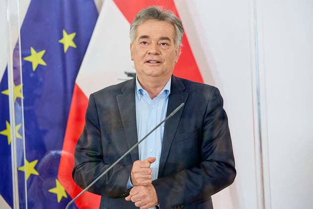 - Wien 10.05.2021 - Corona-Krise - Heute am Nachmittag fand im Bundeskanzleramt eine Pressekonferenz zu den geplanten Öffnungen am 19. Mai, nach Ende des 4. Lockdowns in ganz Österreich statt. PHOTO: Vizekanzler Werner Kogler (Grüne). Vienna (Austria) - Corona crisis - This afternoon there was a press conference in the Federal Chancellery on the planned openings on May 19th, after the end of the 4th lockdown in all of Austria. PK zu Öffnungen am 19. Mai nach 4. Lockdown