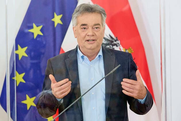 - Wien 10.05.2021 - Corona-Krise - Heute am Nachmittag fand im Bundeskanzleramt eine Pressekonferenz zu den geplanten Öffnungen am 19. Mai, nach Ende des 4. Lockdowns in ganz Österreich statt. PHOTO: Vizekanzler Werner Kogler (Grüne). Vienna (Austria) - Corona crisis - This afternoon there was a press conference in the Federal Chancellery on the planned openings on May 19th, after the end of the 4th lockdown in all of Austria. PK zu Öffnungen am 19. Mai nach 4. Lockdown