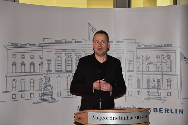 Unterzeichnung der ChartA zur ZUKUNFT der EU Dr. Klaus Lederer, Bürgermeister und Senator, für Kultur und Europa Zur feierlichen Unterzeichnung der CHARTA-Konferenz der Zukunft der EU, Europatag im Berliner Abgeordnetenhaus in Berlin, am 10.05.2021 *** Signing of the CHARTER on the FUTURE of the EU Dr Klaus Lederer, Mayor and Senator, for Culture and Europe On the ceremonial signing of the CHARTA Conference on the Future of the EU, Europe Day in the Berlin House of Representatives in Berlin, on 10 05 2021 Photopress Mueller
