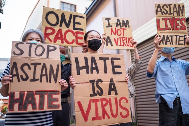 IMAGO Creative: Kollidierende Kulturen Ethnic activists with I Am Not A Virus and One Race inscriptions on placards during Stop Asian Hate movement in town Copyright: xJuanxAlbertoxRuizx Model Released