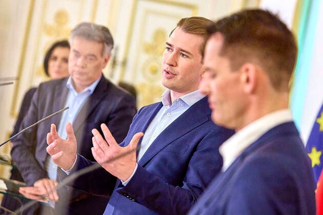 News Themen der Woche KW19 - Wien 10.05.2021 - Corona-Krise - Heute am Nachmittag fand im Bundeskanzleramt eine Pressekonferenz zu den geplanten Öffnungen am 19. Mai, nach Ende des 4. Lockdowns in ganz Österreich statt. PHOTO: (v.L) Tourismusministerin Elisabeth Köstinger (ÖVP), Vizekanzler Werner Kogler (Grüne), Bundeskanzler Sebastian Kurz (ÖVP), Gesundheitsminister Wolfgang Mückstein (Grüne). Vienna (Austria) - Corona crisis - This afternoon there was a press conference in the Federal Chancellery on the planned openings on May 19th, after the end of the 4th lockdown in all of Austria. PK zu Öffnungen am 19. Mai nach 4. Lockdown