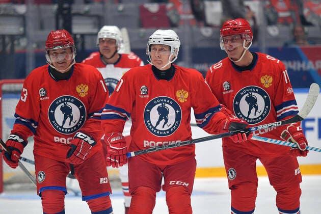 Bilder des Jahres 2021, Entertainment 05 Mai Entertainment Themen der Woche KW19 Entertainment Bilder des Tages SOCHI, RUSSIA â€” MAY 10, 2021: Russian President Vladimir Putin (C front) is seen during a Night Hockey League gala friendly match at the Bolshoi Ice Dome. The Night Hockey League, a Russian amateur sports organisation, was founded in 2011 on the initiative of president Putin and famous ice hockey players to promote amateur ice hockey. Alexei Druzhinin Russian Presidential Press and Information Office TASS  TS0FFB30