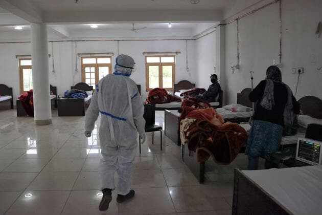 May 8, 2021: A Health worker examins Covid-19 patients at a temporary Covid-19 hospital in Srinagar, Indian Administered Kashmir on 08 May 2021. A Local NGO Athrout has converted Hajj house into a 100-bedded Covid centre as the space in hospitals is filling up fast - ZUMAd99_ 20210508_zap_d99_058 Copyright: xMuzamilxMattoox