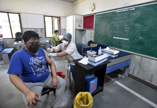 NEW DELHI, INDIA - MAY 10: A health worker administers a shot of Covishield Covid vaccine, the age group of 18 to 44 vaccination Drive at a Government School Sarvodaya Kanya Vidyalaya, West Vinod Nagar, Patpatganj on May 10, 2021 in New Delhi, India. (Photo by Sonu Mehta Hindustan Times) Covid Vaccination Drive In Delhi