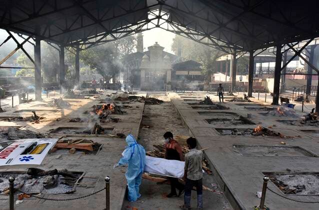 NEW DELHI, INDIA - MAY 10: The body of a Covid-19 victim brought in at Nigambodh Ghat crematorium on May 10, 2021 in New Delhi, India. Delhi reported 319 coronavirus-related deaths and 12,651 new infections on Monday, with a positivity rate of 19.10%, the health department said. (Photo by Sanjeev Verma Hindustan Times) Cremation Of Covid-19 Victims At Nigambodh Ghat Crematorium