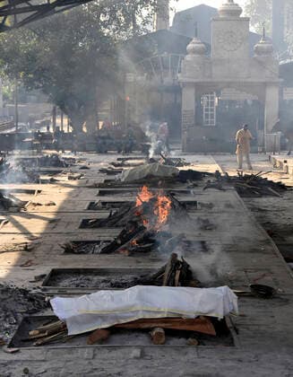 NEW DELHI, INDIA - MAY 10: Covid-19 victims being cremated at Nigambodh Ghat crematorium on May 10, 2021 in New Delhi, India. Delhi reported 319 coronavirus-related deaths and 12,651 new infections on Monday, with a positivity rate of 19.10%, the health department said. (Photo by Sanjeev Verma Hindustan Times) Cremation Of Covid-19 Victims At Nigambodh Ghat Crematorium