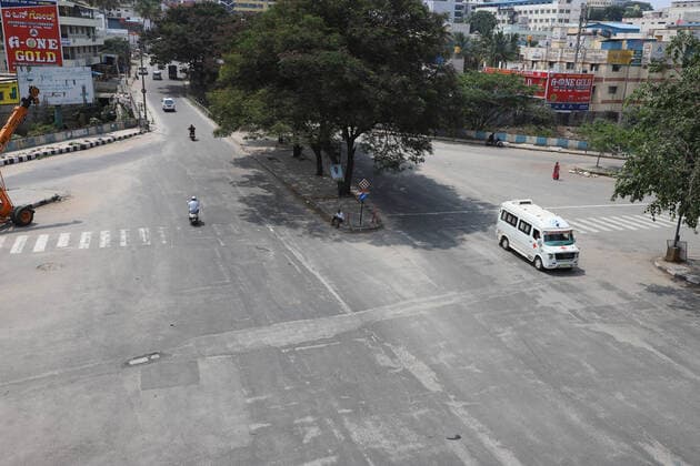 (210511) -- BANGALORE, May 11, 2021 () -- Few people are seen on the road as the Karnataka State government has announced strict 14-day lockdown to contain the spread of COVID-19 in Bangalore, India, May 10, 2021. (Str ) INDIA-BANGALORE-COVID-19-LOCKDOWN Xinhua 