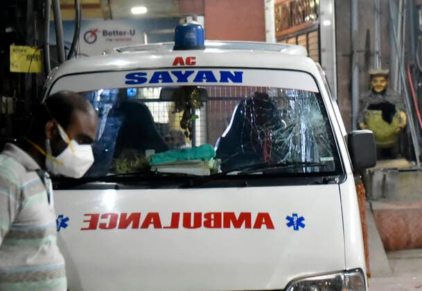 Coronavirus Emergency In Kolkata Family members of a deceased covid-19 patient broke the windshield of an ambulance as one of the private hospital was running out of oxygen, Kolkata, India, 11 May, 2021. Kolkata India aditya-notitle210511_np5Zw  Copyright: xIndranilxAdityax