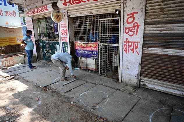 May 11, 2021, Prayagraj, Uttar Pradesh, India: Prayagraj: A worker making circle for social distancing in front of a liquor shop during government imposed lockdown in wake of Coronavirus in Prayagraj on Tuesday, May 11, 2021. Prayagraj India - ZUMAv115 20210511_zap_v115_011 Copyright: xPrabhatxKumarxVermax