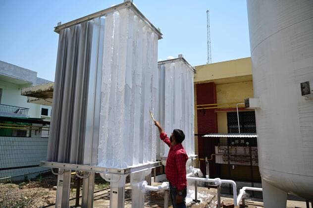 May 11, 2021, Prayagraj, Uttar Pradesh, India: Prayagraj: A worker melt ices for an oxygen plant at Swaroop Rani Nehru hospital in Prayagraj on Tuesday, May 11, 2021. Prayagraj India - ZUMAv115 20210511_zap_v115_012 Copyright: xPrabhatxKumarxVermax