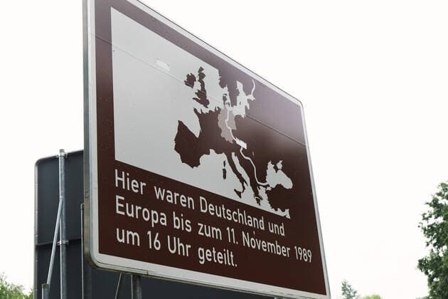 Beobachtungen an der DDR Grenze im Nordharz von Niedersachsen nach Sachsen-Anhalt. u.B.z. DDR Grenze im Eckertal zwischen Stapelburg und Bad Harzburg. Hinweis Grenzoeffnung. 32 Jahre deutsch-deutscher Mauerfall.