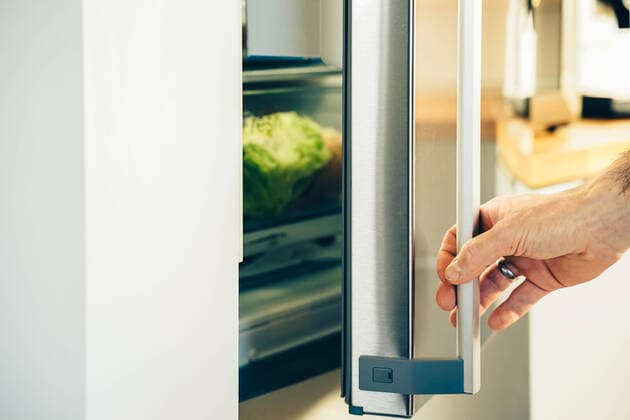 IMAGO Creative: Haushaltsgeräte - Kühlschrank langweid, bavaria, germany - 11 april 2021: male hand opens a refrigerator door