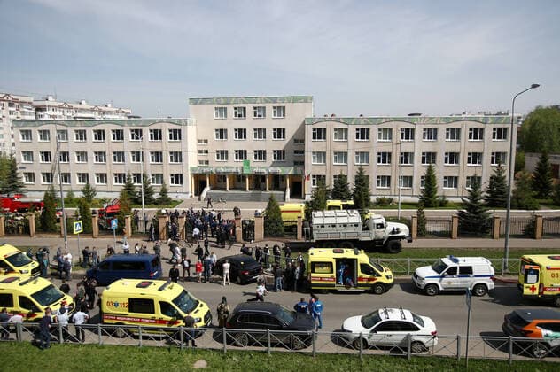 Bilder des Jahres 2021, News 05 Mai News Themen der Woche KW19 News Bilder des Tages KAZAN, RUSSIA â€“ MAY 11, 2021: Police cars and ambulances by school No 175 where two attackers opened fire; at least one teacher and eight students are reported dead. Yegor Aleyev TASS  TS0FFBB5