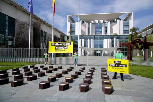 11.05.2021, Berlin, Deutschland - Foto: Anlaesslich der Hauptversammlung von Rheinmetall, demonstrierten Greenpeace-Aktivisten symbolisch mit Saergen vor dem Bundeskanzleramt, gegen die Lieferung deutscher Kriegswaffen und sonstiger Ruestungsgueter in Drittlaender. *** 11 05 2021, Berlin, Germany Photo On the occasion of the annual general meeting of Rheinmetall, Greenpeace activists demonstrated symbolically with bags in front of the Federal Chancellery, against the supply of German war weapons and other armaments to third countries.