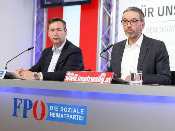 20210511 Press conference with FPOe club chairman and education spokesman VIENNA, AUSTRIA - MAY 11: Member of the National Council and Education spokesperson Hermann Brueckl (FPOe) and Member of the National Council and club chairman Herbert Kickl (FPOe) at Press conference - with FPOe club chairman and education spokesman at FPOe-Media Center on May 11, 2021 in Vienna, Austria. 210511_SEPA_10_006 Copyright: xMichaelxIndrax SEPAxMedia