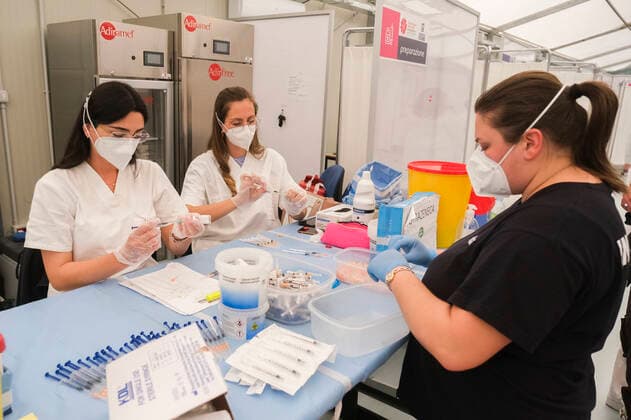 Italy: Astrazeneca day caserta It started at 6 am, in Caserta, the first Astra Day 24 hours organized by the Asl at the vaccine hub of the barracks Ferrari Orsi, home of the Brigade Bersaglieri Garibaldi. Vaccines will be administered until 6 a.m. tomorrow. The average age of those vaccinated is 29. ABPH4846 Copyright: xAntonioxBalascox
