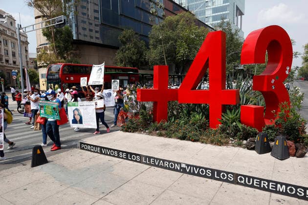 Mothers Of Missing Persons Protest To Demand Solutions In Mexico MEXICO CITY, MEXICO - MAY 10: Mothers of disappeared persons, take part during a march to demand justice and the return of their relatives alive, demand urgent solutions to the alarming figures as part of Mother s Day at Reforma Avenue on May 10, 2021 in Mexico City, Mexico. More that 87,700,000 persons registered as missing due to various causes such as forced disappearance, kidnappings or organized crime in Mexico. Copyright: xLuisxBarronx EYEPIXGROUP_LB_10052021_6732