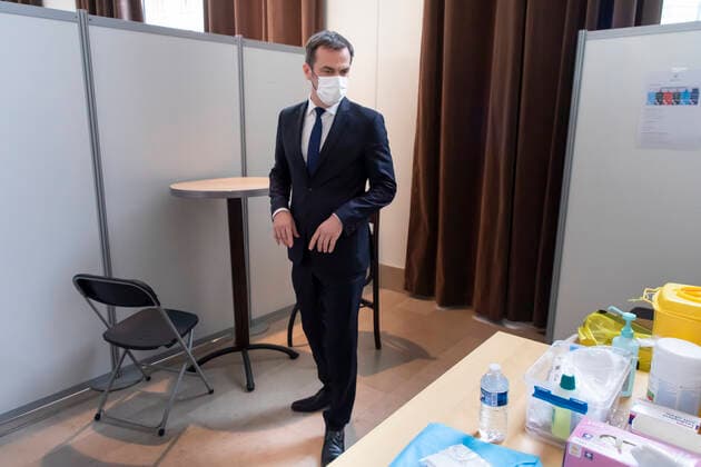 Montrouge, France May 11, 2021 - French Health Minister visits a vaccination center and meets with mobilized professionals - French Health Minister Olivier Veran NEWS, POLITIQUE, CENTRE VACCINATION, COVID-19, CORONAVIRUS, SANTE, PROFESSIONNEL DE SANTE, VERAN  Copyright: xVincentxIsorex