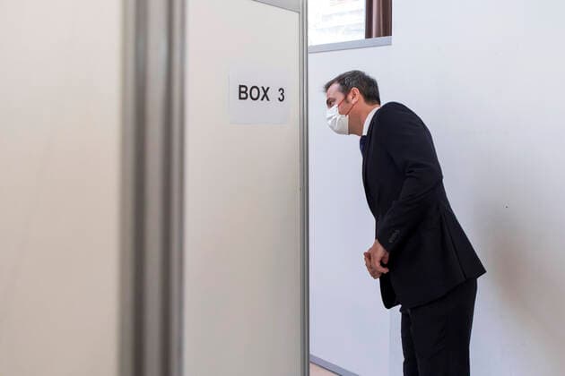 Montrouge, France May 11, 2021 - French Health Minister visits a vaccination center and meets with mobilized professionals - French Health Minister Olivier Veran NEWS, POLITIQUE, CENTRE VACCINATION, COVID-19, CORONAVIRUS, SANTE, PROFESSIONNEL DE SANTE, VERAN  Copyright: xVincentxIsorex