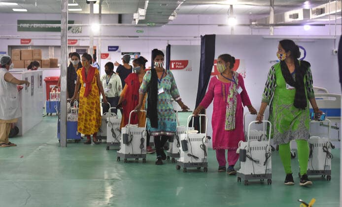 News Bilder des Tages NEW DELHI, INDIA - MAY 11: Medical equipment being brought in and set up at the Covid-19 care centre and ICU facility coming up at Ramlila Maidan near GTB Hospital at Dilshad Garden on May 11, 2021 in New Delhi, India. (Photo by Raj K Raj Hindustan Times) 500-ICU Bed Covid Care Centre At Ramlila Maidan Near GTB Hospital