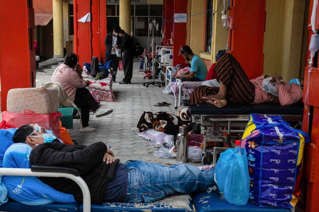 News Themen der Woche KW19 News Bilder des Tages May 19, 2021, Kathmandu, Nepal: Covid-19 patients seen breathing with the help of oxygen support outside the hospital passage due the limited beds inside the Hospital..Nepal s Covid-19 death toll crossed the 4000-mark as staggering 225 deaths were reported on Tuesday. The total nationwide infection count has hit 413,111 with the addition of 9,317 fresh cases. Kathmandu Nepal - ZUMAs197 20210519_zaa_s197_001 Copyright: xPrabinxRanabhatx