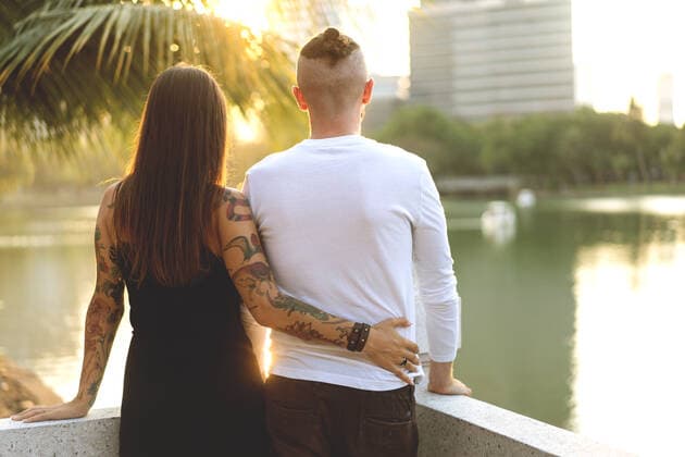 couple in love at sunset in the sunshine in tropical metropolis Bangkok, Bangkok, Thailand CR_NAOS210511-742518-01 ,model released, Symbolfoto