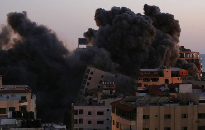 Bilder des Jahres 2021, News 05 Mai News Themen der Woche KW19 News Bilder des Tages May 11, 2021, Gaza city, Gaza Strip, Palestinian Territory: Smoke rises from Hanadi tower after it was hit by Israeli air strikes amid a flare-up of Israeli-Palestinian violence, in Gaza City May 11, 2021. Israel and Hamas exchanged heavy fire, in a dramatic escalation between the bitter foes sparked by unrest at Jerusalem s flashpoint Al-Aqsa Mosque compound Gaza city Palestinian Territory - ZUMAap3_ 20210511_zaf_ap3_494 Copyright: xAshrafxAmrax