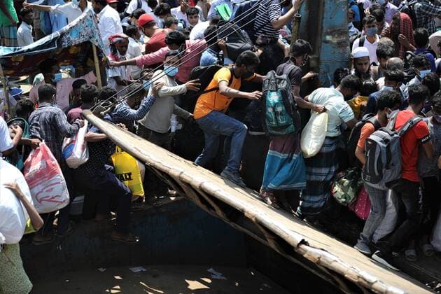 Eid al-Fitr Amid Covid-19 Pandemic People crowd as they board a ferry to their hometowns to celebrate the Eid al-Fitr festivities amid the Covid-19 coronavirus pandemic in Munshiganj near Dhaka, Bangladesh on May 10, 2021. Dhaka Bangladesh rahman-notitle210511_npuK4  Copyright: xSyedxMahamudurxRahmanx