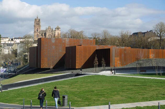 Architektur von RCR Arquitectes Rodez (south of France): Soulages Museum The Soulages Museum in Rodez, contemporary art museum dedicated to the work of French abstract artist Pierre Soulage, architecture by RCR arquitectes and Passelac & Roques. The museum and Rodez Cathedral in the background Aveyron 12; Midi Pyrenees; Occitanie Pyrenees Mediterranee; Rodez Europe; Western Europe; France  Copyright: xGrimault Andia.frx 272340