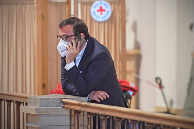 Klaus HOLETSCHEK (CSU,Gesundheitsminister Bayern) telefoniert mit Smartphone vor einem Schild des Roten Kreuzes. Arbeitstagung der CSU-Fraktion im Bayerischen Landtag am 12.05.2021.