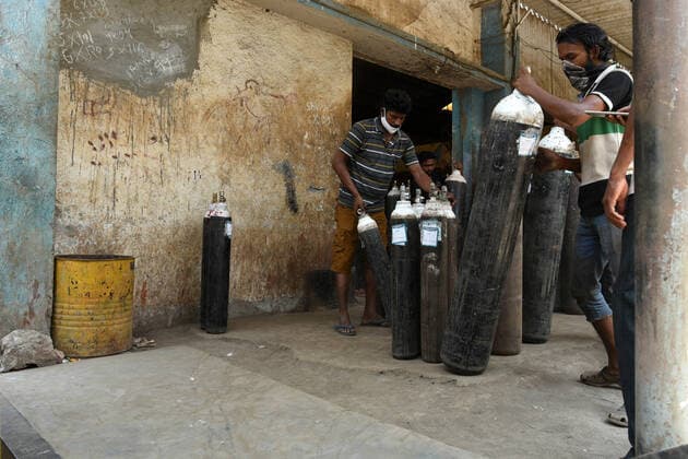 NAVI MUMBAI, INDIA - MAY 11: Oxygen cylinders are being supplied for Covid-19 patients from Satramdas Gas Company to hospitals in Navi Mumbai and Mumbai, at Rabale MIDC, on May 11, 2021 in Navi Mumbai, India. (Photo by Bachchan Kumar Hindustan Times ) Daily Life Amid Coronavirus Pandemic In India
