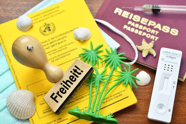 FOTOMONTAGE, Impfpass, Reisepass, Impfspritze, Schnelltest und Stempel mit der Aufschrift Freiheit, Symbolfoto Reiseerleichterungen