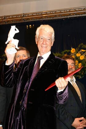 Muenchhausen-Preis 07.05.2005 Rudi Carrell (Rudolf Wijbrand Kesselaar), Showmaster, Preistraeger, bei der der Verleihung des - Muenchhausen-Preis - im Gasthof Mittendorf, Buchhagen 2, in Bodenwerder - 07.05.2005 - Â *** Muenchhausen Award 07 05 2005 Rudi Carrell Rudolf Wijbrand Kesselaar , Showmaster, Laureate, at the award ceremony of the Muenchhausen Award in the Gasthof Mittendorf, Buchhagen 2, in Bodenwerder 07 05 2005 Â
