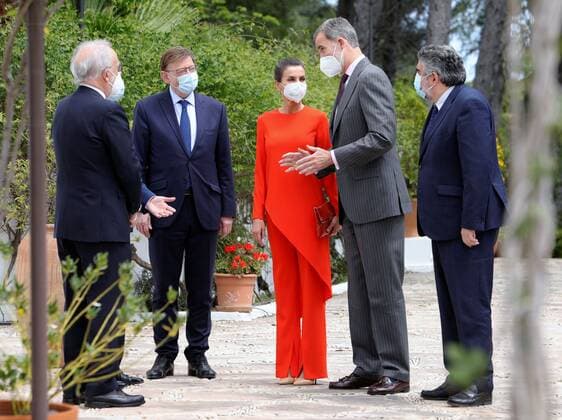 Spain s King Felipe VI (2R) and Queen Letizia (3R) chat with Valencia s regional President, Ximo Puig (2L), Spanish Culture Minister, Jose Manuel Rodriguez Uribes (R), and Spanish Royal Academy s Director, Santiago Munoz Machado (L) upon their arrival at the home of poet Francisco Brines (unseen) in the town of Oliva, eastern Spain, 12 May 2021. The Spanish royal couple handed over 2020 Cervantes Prize to Spanish poet Francisco Brines in his home due to the delicate state of Brines health amid coronavirus pandemic despite the awarding ceremony, traditionally held each 23 April in the town of Alcala de Henares. Spanish royal couple gives Cervantes Prize to poet Francisco Brines !ACHTUNG: NUR REDAKTIONELLE NUTZUNG!  Copyright: xNachoxFrancesx GRAFCVA4798 20210512-637564217979096095