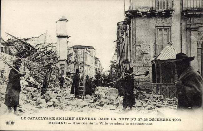 Messina Sicilia, une rue de la Ville pendant le déblaiement, Erdbeben 1908 *** Messina Sicilia, une rue de la Ville pendant le déblaiement, earthquake 1908
