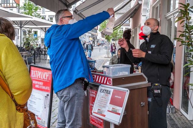 Corona-Modelprojekt in Lippstadt Corona-Pandemie Coronavirus COVID-19-Pandemie COVID-19 Epidemie Modelkommune Modelprojekt Öffnung der Außengastronomie Cafe Extrablatt Kontrolle von Impfausweis Impfzertifikat Testzertifikat 20210512ad024 Lippstadt Nordrhein-Westfalen NRW Deutschland Germany Copyright: xAchimxDuwentästerx