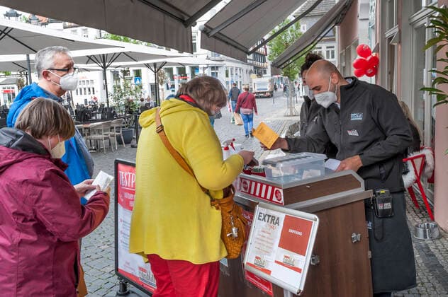 Corona-Modelprojekt in Lippstadt Corona-Pandemie Coronavirus COVID-19-Pandemie COVID-19 Epidemie Modelkommune Modelprojekt Öffnung der Außengastronomie Cafe Extrablatt Kontrolle von Impfausweis Impfzertifikat Testzertifikat 20210512ad036 Lippstadt Nordrhein-Westfalen NRW Deutschland Germany Copyright: xAchimxDuwentästerx