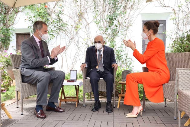 Bilder des Jahres 2021, Entertainment 05 Mai Entertainment Themen der Woche KW19 Entertainment Bilder des Tages 12-05-2021 Olivia Queen Letizia and King Felipe with poet Francisco Brines in Oliva, Spain. The Spanish royal couple handed over 2020 Cervantes Prize to Spanish poet Francisco Brines . Â  Copyright: xPPEx