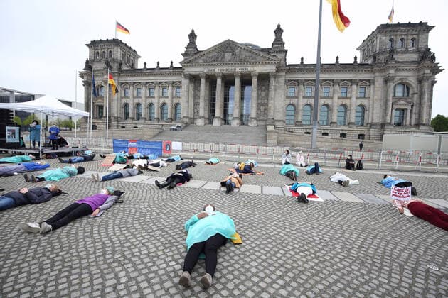 Bilder des Jahres 2021, News 05 Mai News Themen der Woche KW19 Zum Internationalen Tag der Pflege haben Branchenvertreter mit einer Protestaktion vor dem Bundestag auf Missstaende im Pflegebereich aufmerksam gemacht. Unter dem Motto Wenn, dann jetzt: Pflegerebellion beteiligten sich rund 50 Pflegerinnen und Pfleger an einer Demonstration und einem anschliessenden Sleep-In in der Naehe des Reichstagsgebaeudes. Zu dem Protest aufgerufen hatte unter anderem die Bundesarbeitsgemeinschaft kommunaler Frauenbueros und Gleichstellungsstellen. Die Demonstrantinnen und Demonstranten wandten sich gegen die unhaltbaren Zustaende im Gesundheitsbereich . (Siehe epd-Meldung vom 12.05.2021) Sleep-In-Protest gegen Pflegenotstand *** On the occasion of the International Day of Care, industry representatives drew Copyright: epd-bild JuergenxBlume EDITORIAL USE ONLY