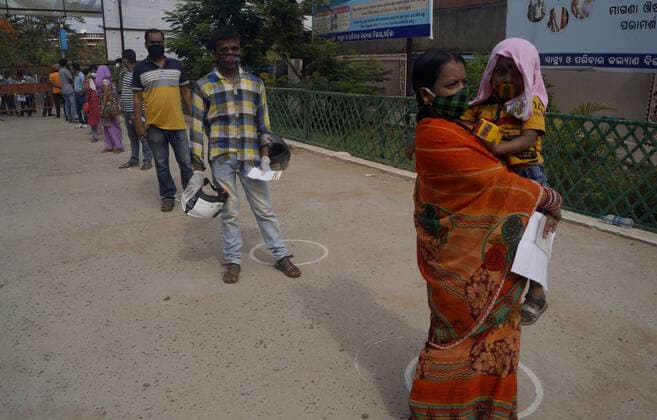 Virus Outbreak India People are seen in the queue as they wait for vaccination at a dispensary in the eastern Indian state Odisha s capital city Bhubaneswar on May 12, 2021. Bhubaneswar Odisha India rout-notitle210512_np1yn  Copyright: xSTRx