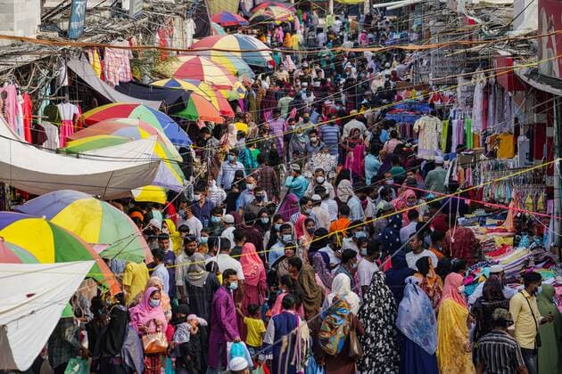 News Bilder des Tages May 12, 2021, Dhaka, Dhaka, Bangladesh: Bangladeshi people not maintaining any social distance while shopping ahead of Eid-Al-Fitr, during the Covid-19 coronavirus pandemic at New Market area in Dhaka, Bangladesh on May 12, 2021. Dhaka Bangladesh - ZUMAc321 20210512_zip_c321_001 Copyright: xZabedxHasnainxChowdhuryx